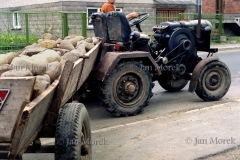 Rolnik i jego własnoręcznie zrobiony traktor. Murzasichle, 1986